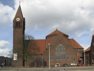 905519 Gezicht op de zijgevel van de Gerardus Majellakerk (Thomas à Kempisweg 3) te Utrecht, aan de Vleutenseweg.